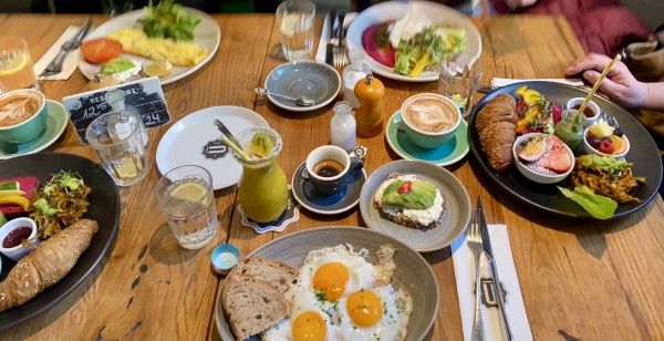 Schön präsentierte, teilweise auch etwas außergewöhnliche Frühstück-Sets / ... - Ulrich - Wien