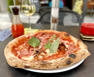 Pizza Cotto (Tomaten, Fior di Latte, Basilikum, Beinschinken), auf Extrawunsch scharfe ...