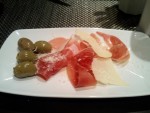 Prosciutto, Parmesan und Oliven-Tapas (&quot;schon angegessen&quot;) - SüdLänder Bistro - Wien