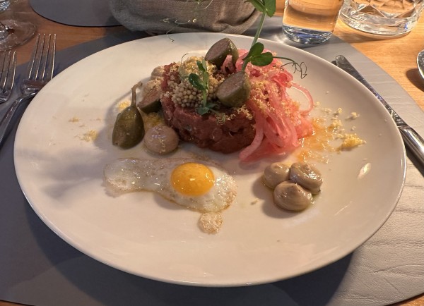 Beef Tartar mit tollen, sauer marinierten Zwiebeln, Kapernbeeren, einem ... - Johanneshof Reinisch - Tattendorf