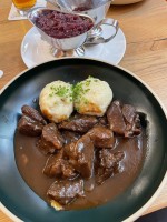 Hirschragout mit Rotkraut und Knöderl, feine Ware. - Stern - Wien