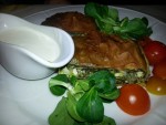 Spinatstrudel mit Schafskäse und Knoblauchsauce - Mautwirtshaus - Mödling