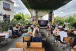 Jussi - Der Gastgarten, genau unter der U2-Trasse - recht interessant