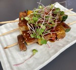 Tempeh Yakitori (Tempeh, Gemüse, Tonkatsu Sauce, Jungzwiebel, Sesam) - 1 A ... - IKI - Wien