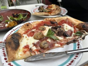 Meine Hälfte der Pizza Capricciosa. Sehr gut, etwas zu viel Tomatensauce (wodurch die Mitte des ...
