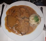 Rindsbraten mit Eierschwammerlsauce