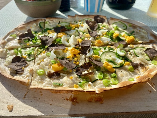 Flammkuchen mit Trüffel & Ei - eine Aroma- und Geschmacksbombe - Schmelzhof - Lech