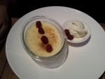 Créme Bru­lée mit Vanilleeis und Himbeeren (€7,50) - Klee am Hanslteich - Wien