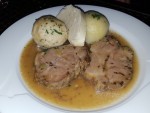 Mit Knoblauch gespickter Schweinsbraten mit dreierlei Knödel - Blaue Blunzn - Mödling