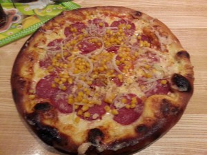 Pizza Salami - extra Knoblauch, Zwiebel und Mais - Oase - Wiener Neudorf