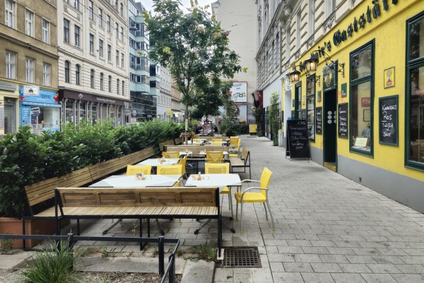 Hausmair - Schanigarten in Berieb - etwas laut, wenn der 46er vorbeidonnert. - Hausmair's Gaststätte - Wien