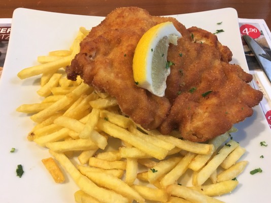 Hühnerschnitzel mit Pommes - leider wenig erfreuliches Formfleisch ...