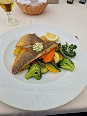 Wolfsbarschfilet vom Grill mit mediterranem Gemüse und Kräuterbutter 25,90 - Panorama Restaurant an der Weinstraße - Mödling