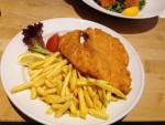 Hühnerschnitzerl mit Pommes - Müller Bräu am Wienerberg - Wien