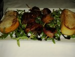 Im Speck gebratene Datteln, Zwetschken & Marillen mit Knoblauchbrot (EUR 9,00) - Gergely's - Wien