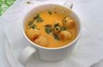 Kürbiscremesuppe ala Italia? mit gerösteten Kürbiskernen, naja. Wurde serviert.