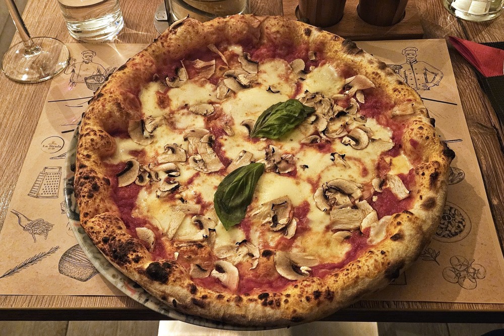 La Strada 27/29 - Pizza Funghi -12,20€ -  einwandfreier Teig - La Strada 27/29 - Wien