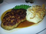 Kalbsbutterschnitzel mit Erdäpfelpüree und Zuckererbsen - Stasta - Wien