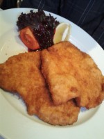 Surschnitzel gebacken mit Erdäpfelsalat (EUR 9,90 od. EUR 7,80) - Simmeringer Bier- und Kulturschmankerl - Wien