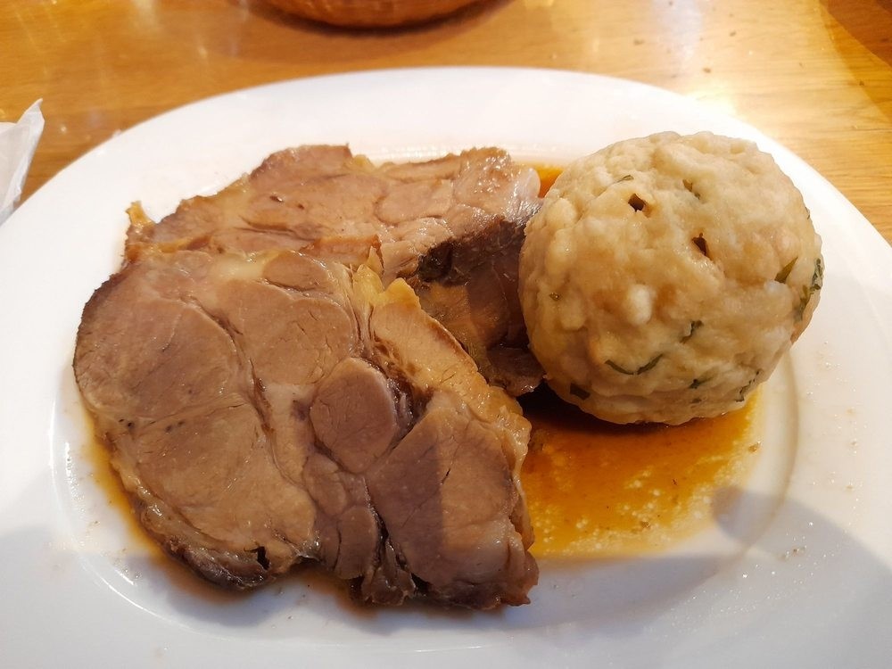 Schweinsbraten mit Semmelknödel - Weinbau Wöhrer - Berndorf