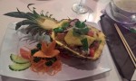 Gebratene Ente, Ananas, Paprika, Erbsenschoten, dazu Reis