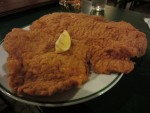 Die mächtigen, gesurten Schnitzel vom Weindorfer sind legendär - Weinbau Weindorfer - Wien