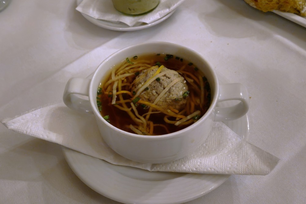 Ofenloch - Tadellose Leberknödelsuppe zum Einstieg - Ofenloch - Wien