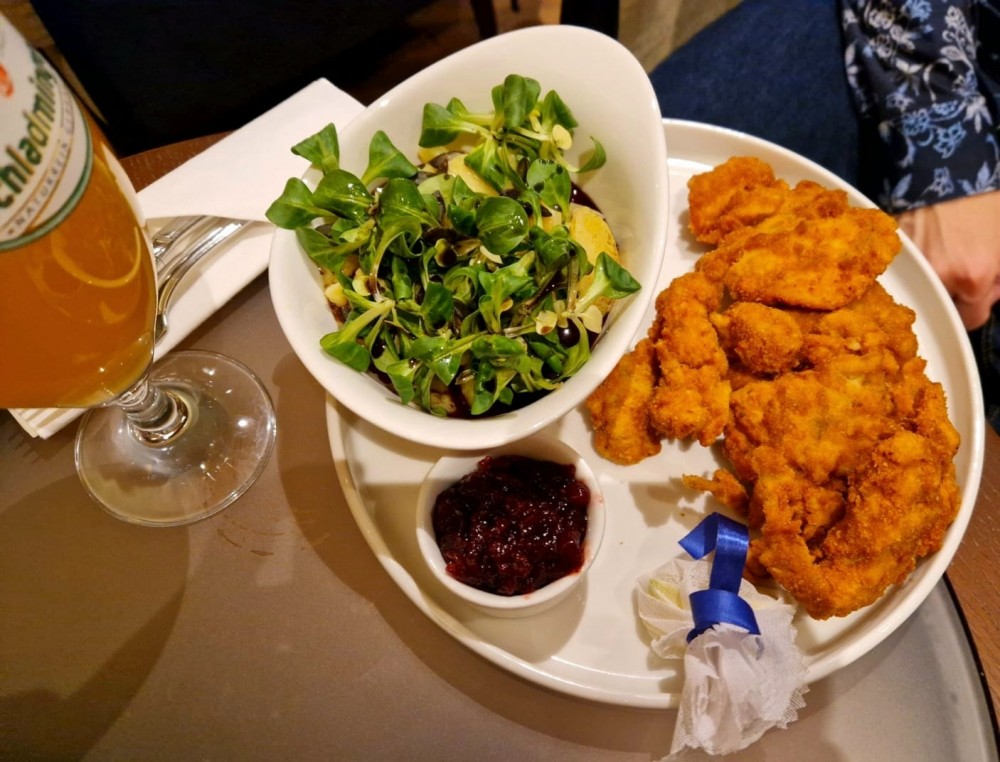 Backhendl - Sauerrahm - Erdäpfel Vogerlsalat - ausgezeichnet 19,50 - Steigenberger Hotel & Spa Krems - Krems