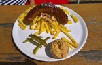 Bratwurst mit Pommes, das Mittagsmenü vom 25.4.17. - Donaublick Imbiss - Korneuburg