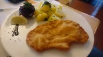 Schnitzel Wiener Art vom Schweinerücken, dazu Petersilerdäpfel und Preiselbeeren - Dorfwirt Schönleitn - Oberaichwald / Latschach