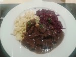 Wildragout mit Rotkraut und Spätzle statt Knödel - Weingut Georgiberg - Berghausen