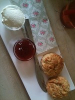 Scones mit Marmelade und Clotted Cream, 3,5.- - Cafe Little Britain - Wien