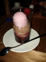 Nougatmousse mit Beerenragout und Erdbeereis (€7,50) - Klee am Hanslteich - Wien