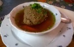 DAS IST SIE, die großartige Leberknödelsuppe mit dem riesen Knödel..... - Zum Renner - Wien