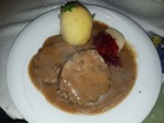 Wildschweinbraten mit Erdäpfelknödel und Preiselbeerbirne EUR 13,50 - Zum Jimmy - Wien