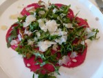 Carpaccio mit Grana, Rucola, Pinienkernen und Kräutersaitlingen - Vinarium im Althof Retz - Retz