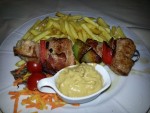 Filetspiess vom Grill mit Pommes Frittes und Zwiebelsenf - Mautwirtshaus - Mödling