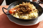 Kässpätzle (man beachte die Konsistenz der Spätzle im Vordergrund). - Hafenrestaurant - Bregenz