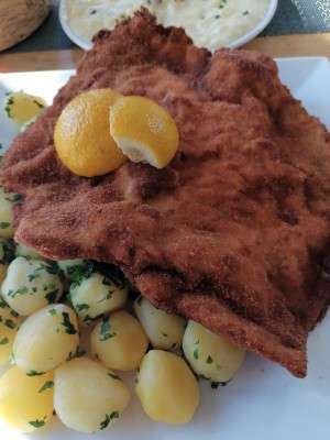 Bärlauch-Cordon mit viiiielen Pertersil-Kartofferln. Folie unbedingt nötig! - Brückenwirt - Wien