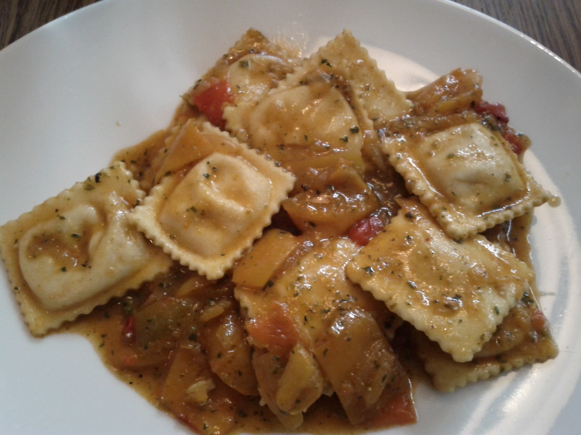 Ravioli gefüllt mit Hühnerfleisch, dazu Peperonata - Pasta... e Basta - Wien