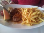 Schweinefilet vom Grill mit heller Protweinsauce, Kräuterbutter, Pommes ... - Traube - Bildstein