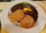 Reh-Ragout mit Serviettenknödel, Apfelrotkraut und Preiselbeeren - Landgasthof Holznerwirt - Eugendorf