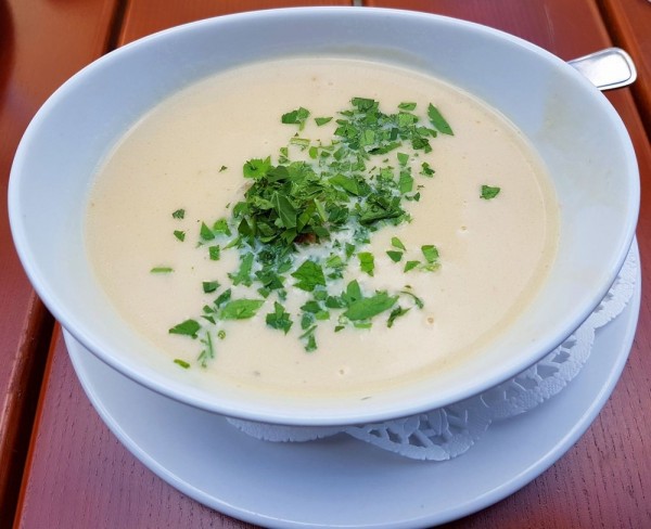 Gebundene Hühnersuppe mit Bröselknöderl - Gasthaus zur Blutalm - Hernstein