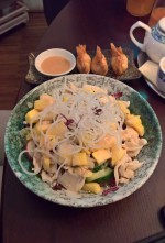 "Mango-Chicken Tango" im Hintergrund gebackene Teigtaschen mit ... - JUNN Bar & Kitchen - Wien