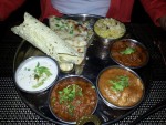 Thali Platte - Chicken Curry, Beef Curry & Vindaloo - dazu Raita, Papadam, ... - TULSI - Wien