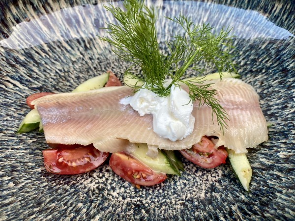 Räucherforelle mit Dill-Schmand suf Gurken-Tomaten-Salat - schöne kleine ... - Maria und Josef - Wien