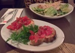 Vorne Bruschetta, hinten Caesare Salad. - L'Osteria Wien - Wien