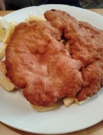 Zum schwarzen Adler - Wiener Schnitzel vom Schwein (EUR 9,50) - Gasthaus-Brauerei Zum Schwarzen Adler - Wien