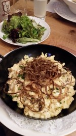 Cremige Käsespätzle mit Blattsalat - Amterl Baden - Baden