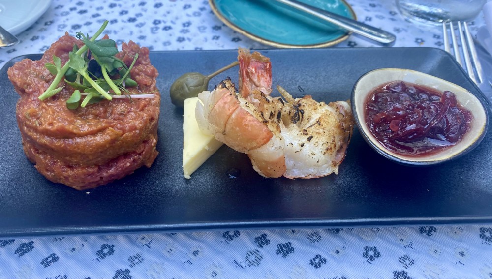 Beef Tartar - Surf & Turf mit Zwiebelmarmelade - Herbeck - Wien